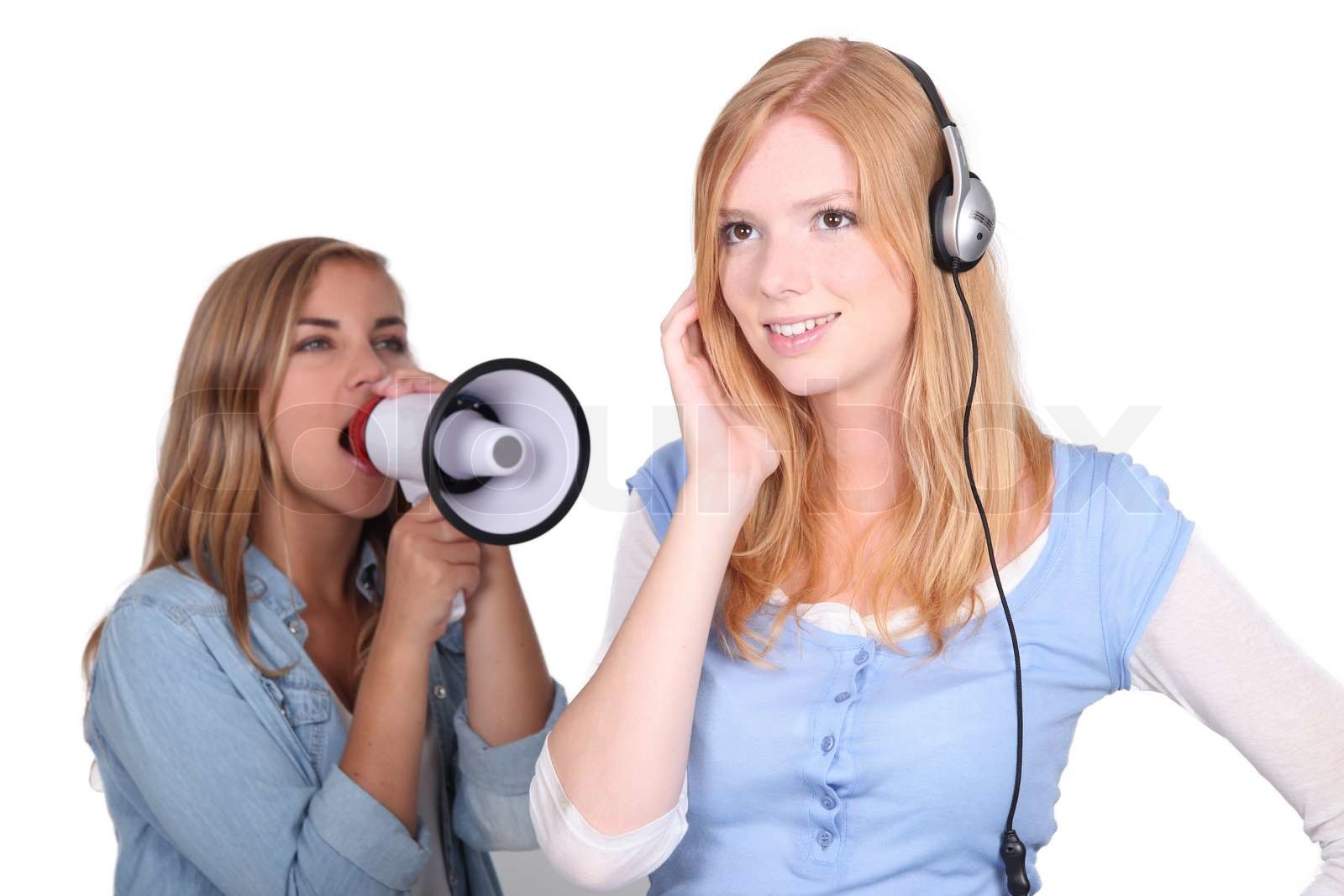 Mädchen, das Musik und Freund Geschrei hören Lautsprecher Stock Bild