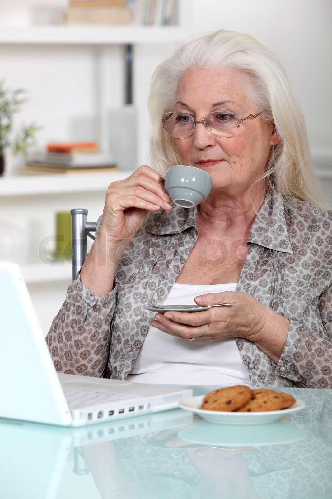  ldre Dame Drikker Kaffe Og Bruger Laptop Stock Foto Colourbox