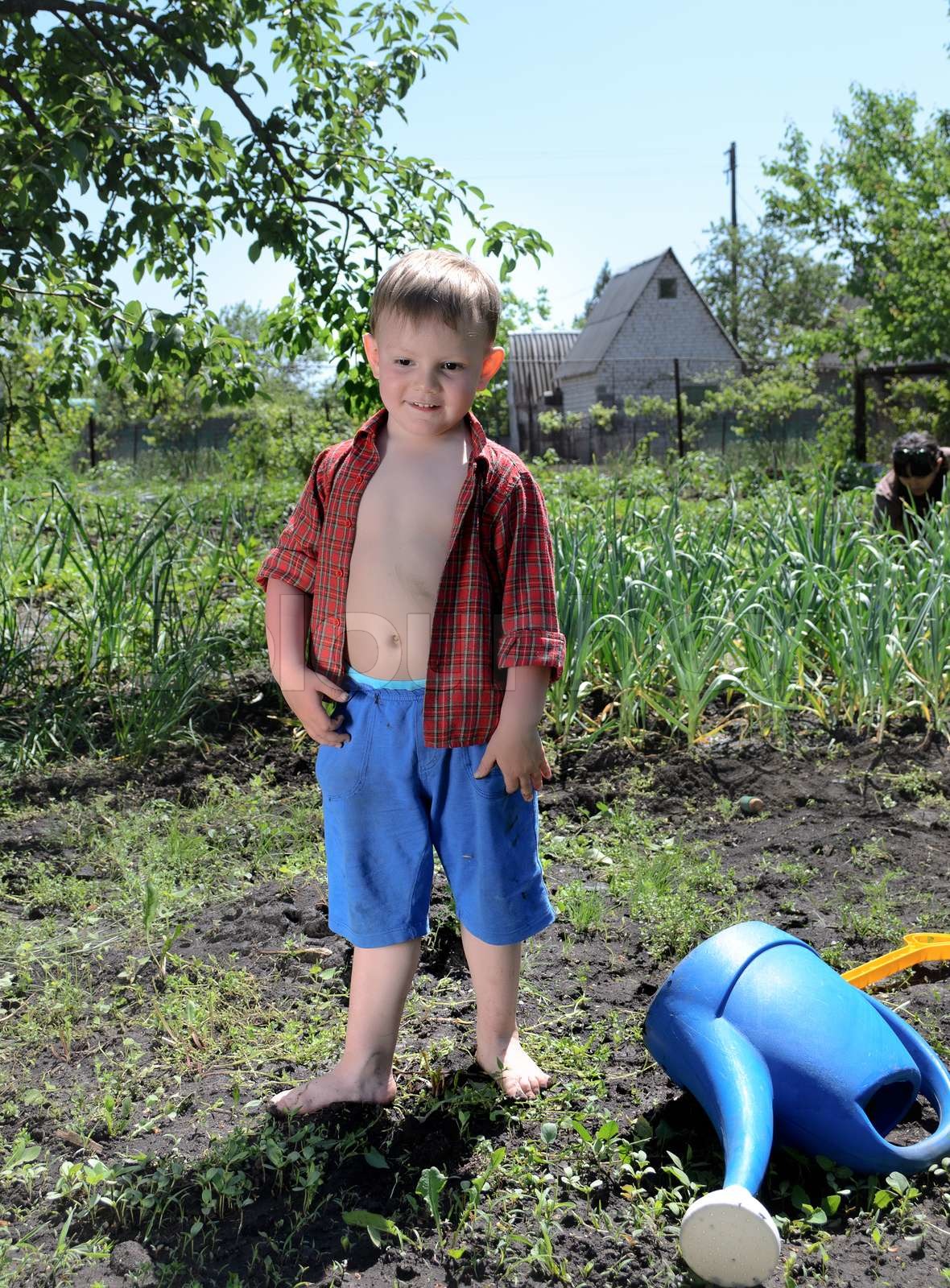glücklich kleiner Junge im Garten arbeiten Stock Bild Colourbox