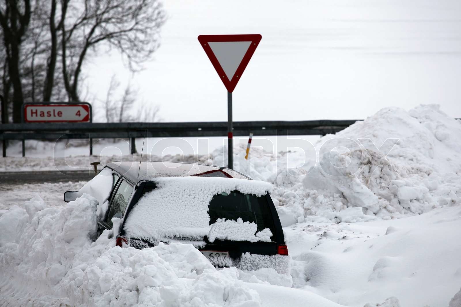 Was Tun Wenn Auto Im Schnee Stecken Bleibt Auto steckt im Schnee. | Stock Bild | Colourbox