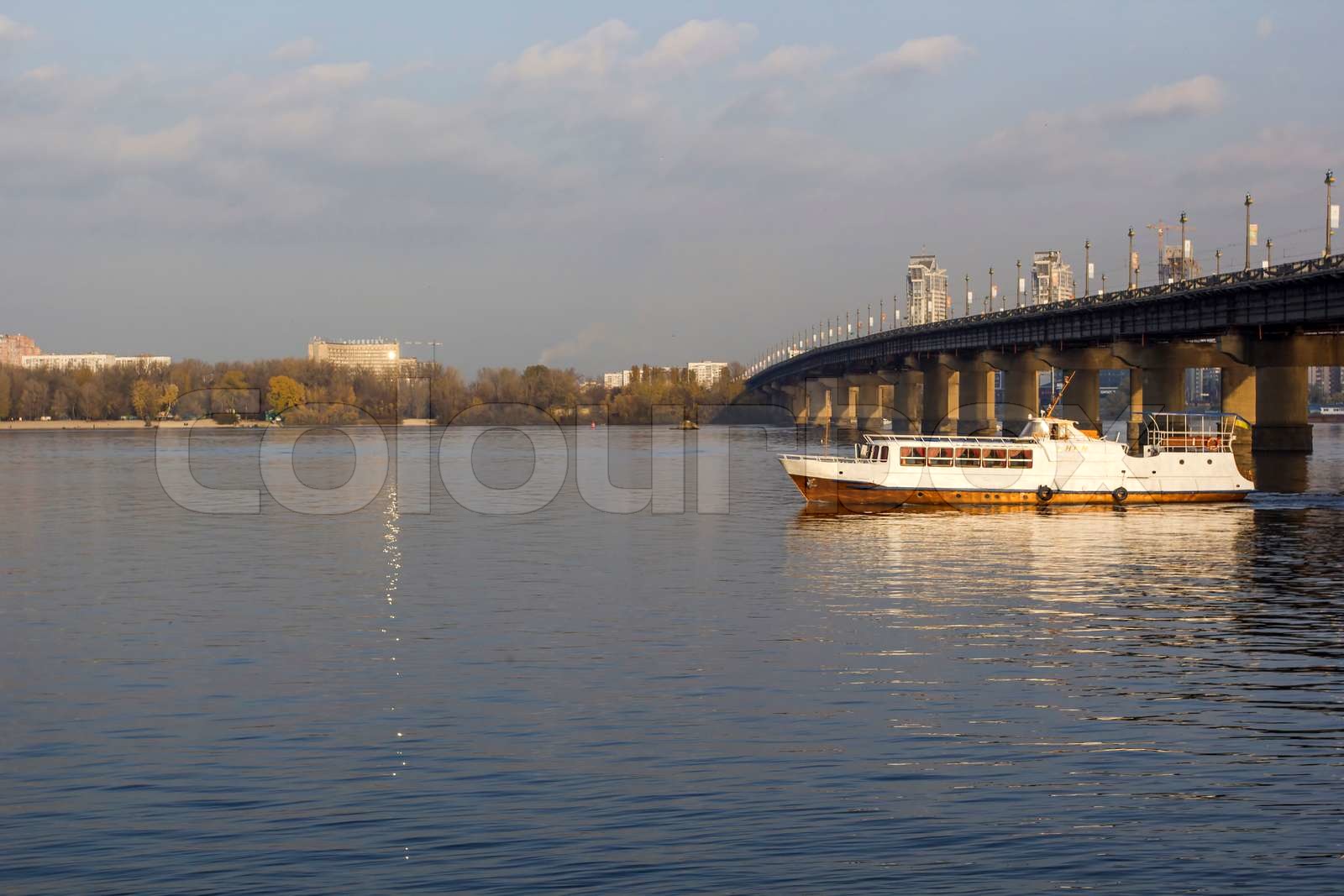 Brücke am Fluss Stock Bild Colourbox