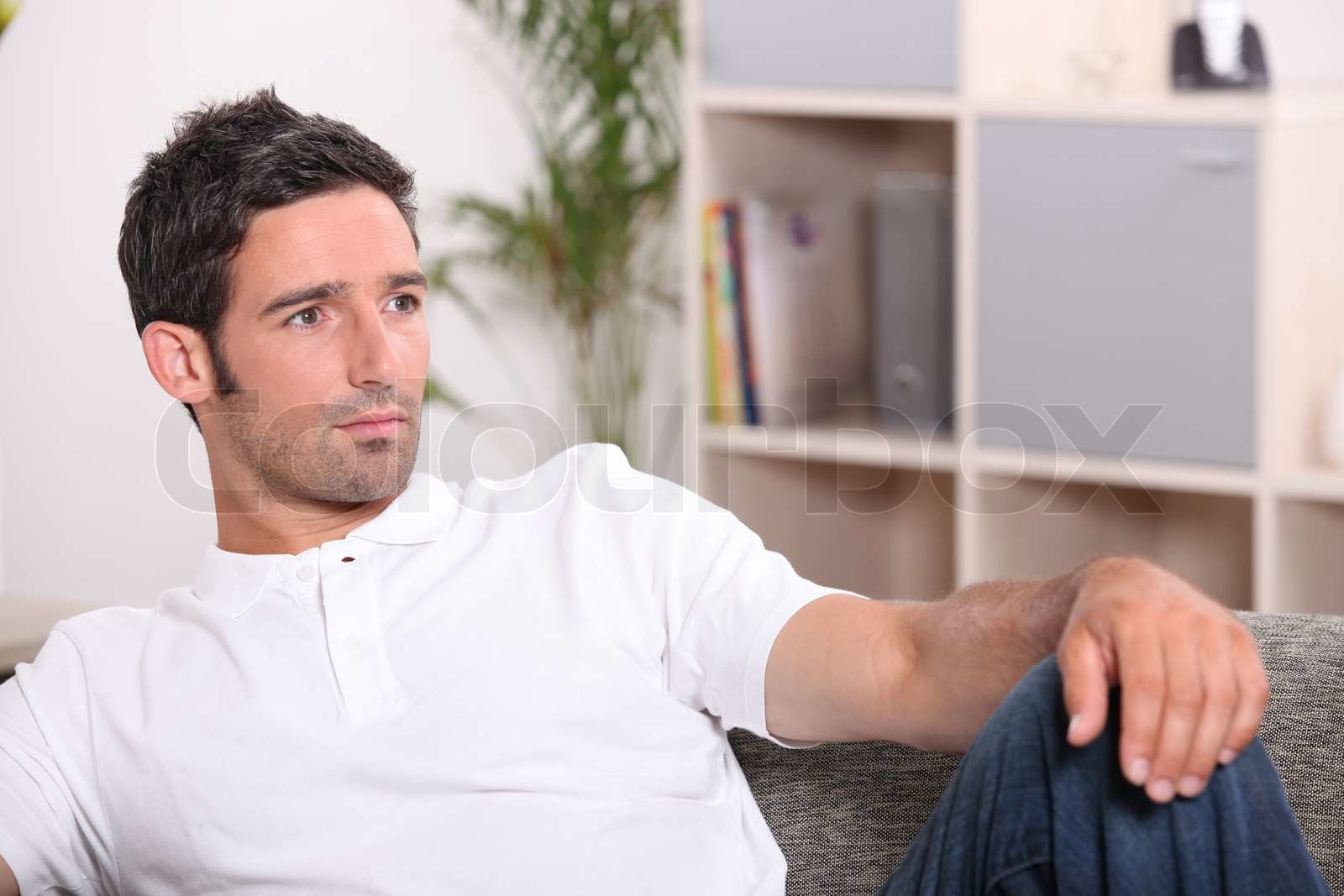 Man ruht auf seinem sofa | Stock Bild | Colourbox