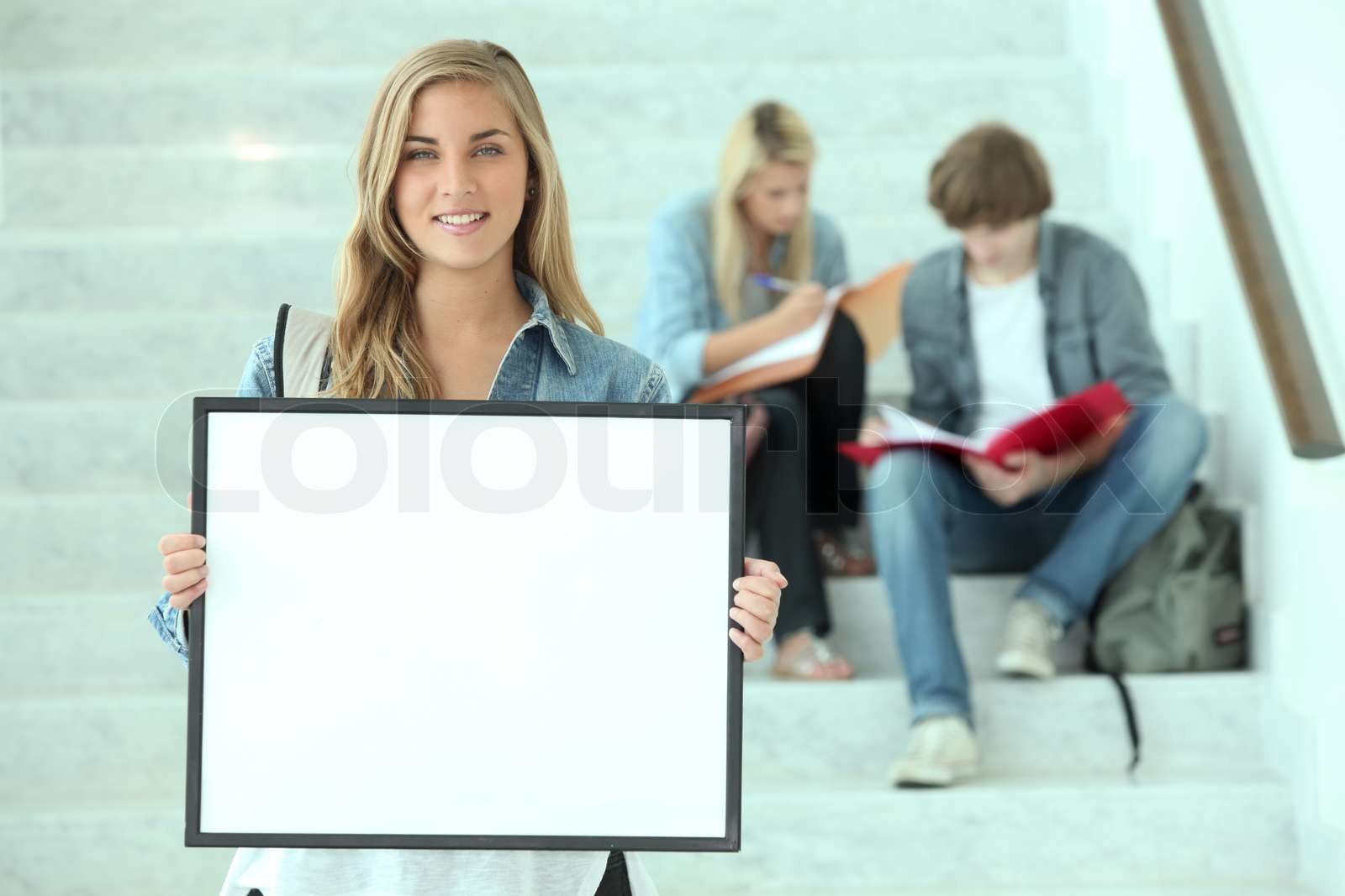 drei Jugendliche studieren auf Schritte Stock Bild Colourbox