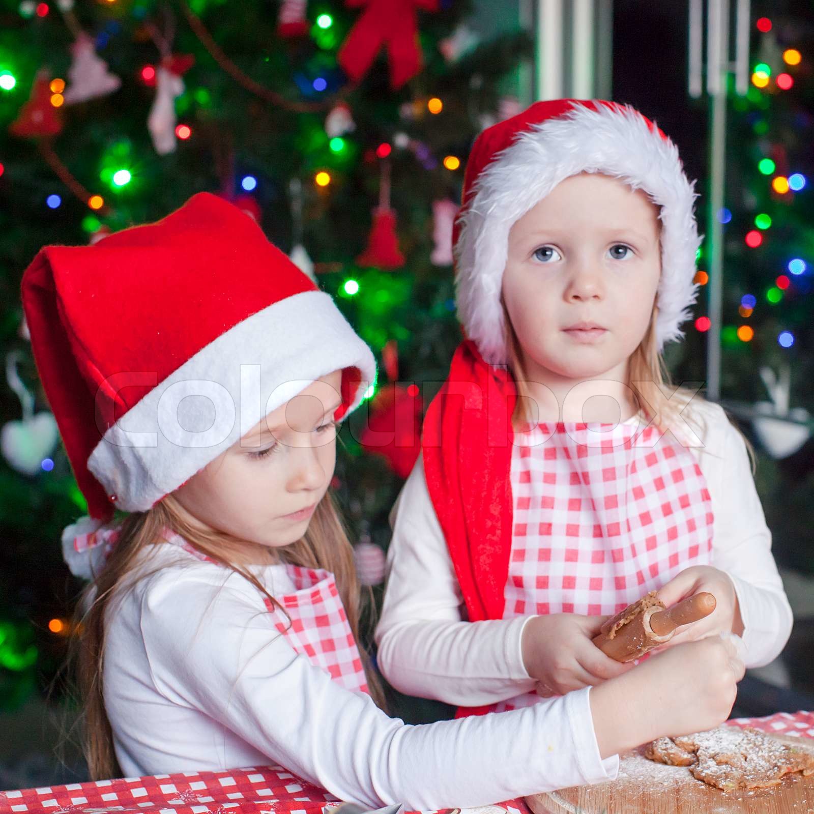 kleine süße Schwestern Backen Lebkuchen Cookies zu Weihnachten in ...
