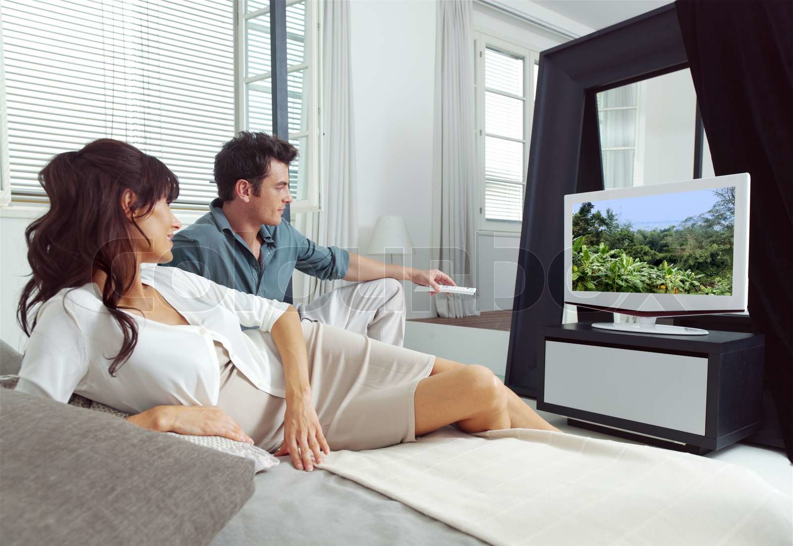 Можно ли хранить телевизор лежа. Пара лежит и смотрит телек. Кровать с телевизором. Телевизор лежа. Пара лежит и смотрит телек.