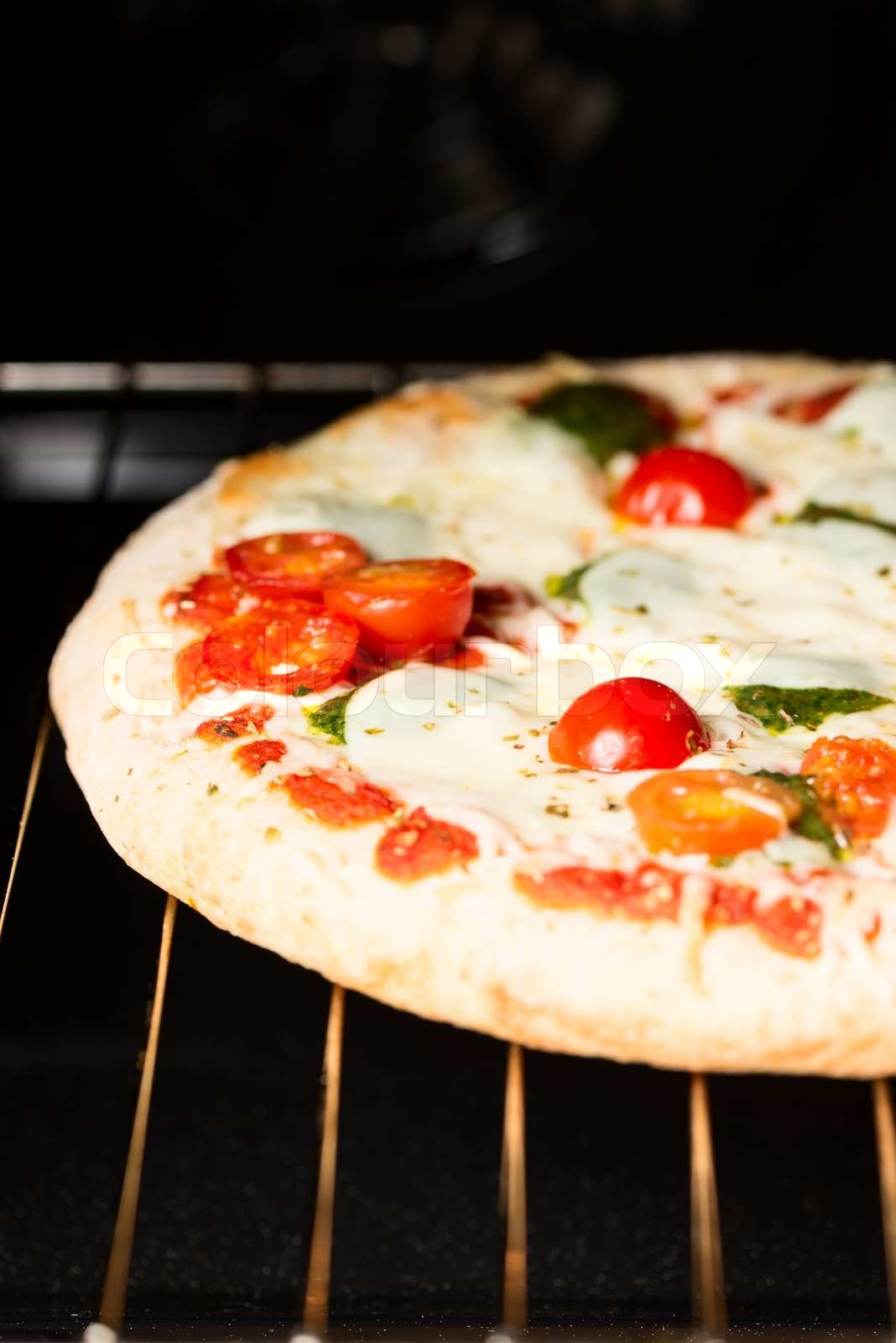Kochen Pizza in den Ofen Stock Bild Colourbox