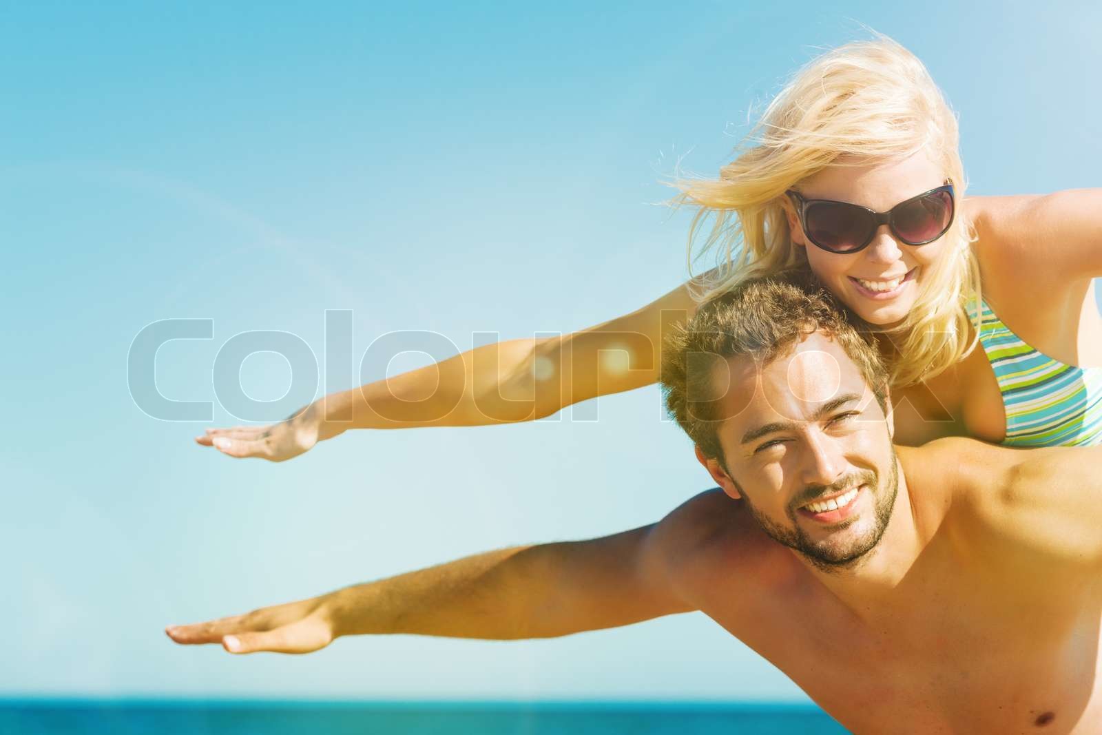 Er Ist Mit Seiner Frau Im Urlaub Und Schreibt Mir