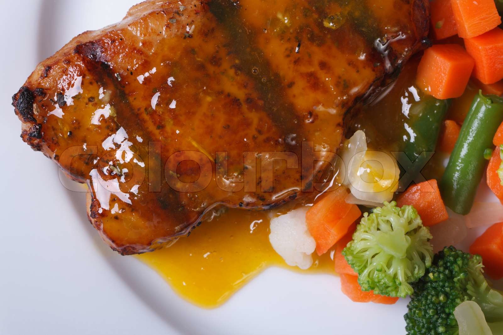 saftiges Stück Fleisch vom Grill mit Orangensauce und Gemüse | Stock ...