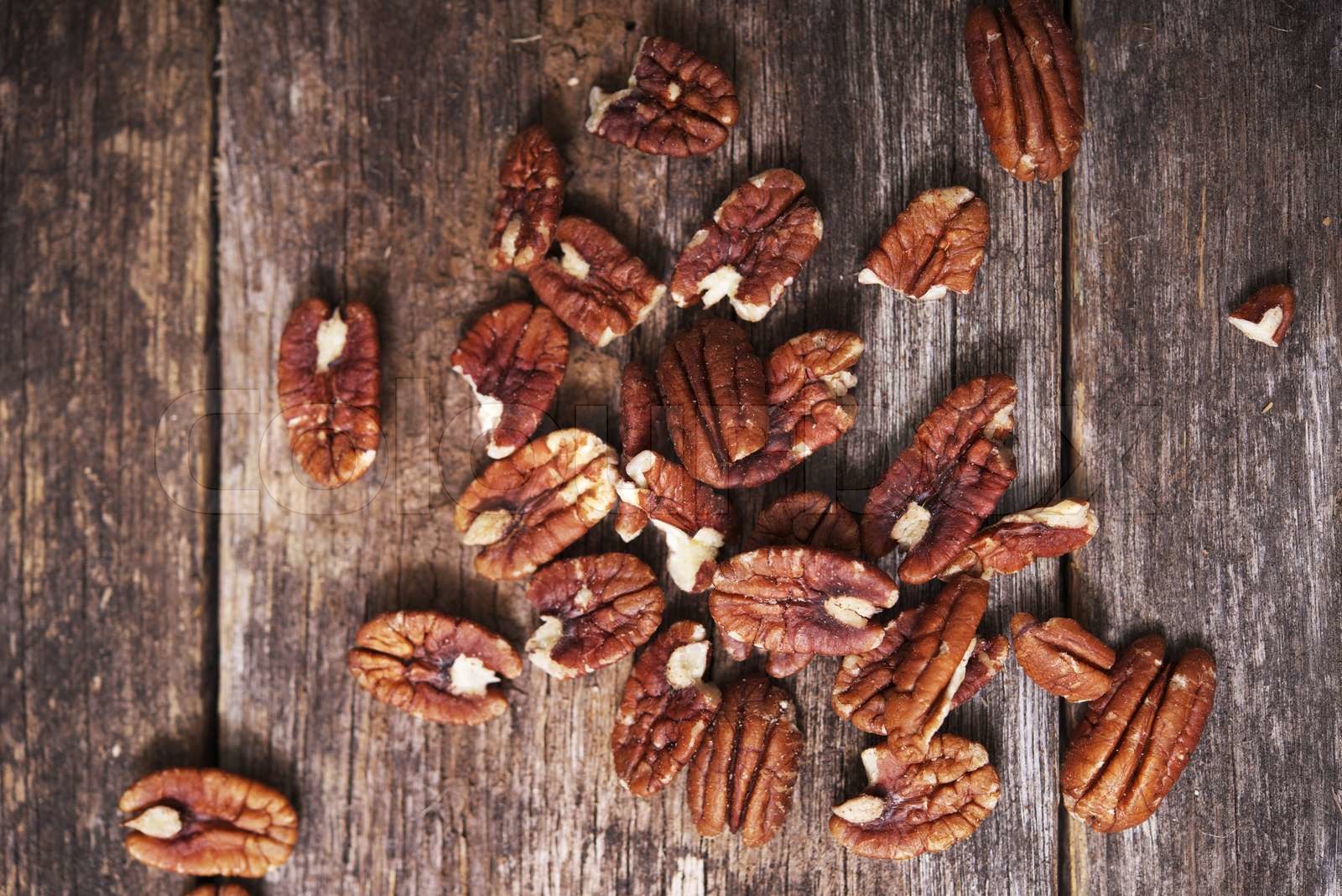 rohe Pekannüsse auf Alter Holz Stock Bild Colourbox