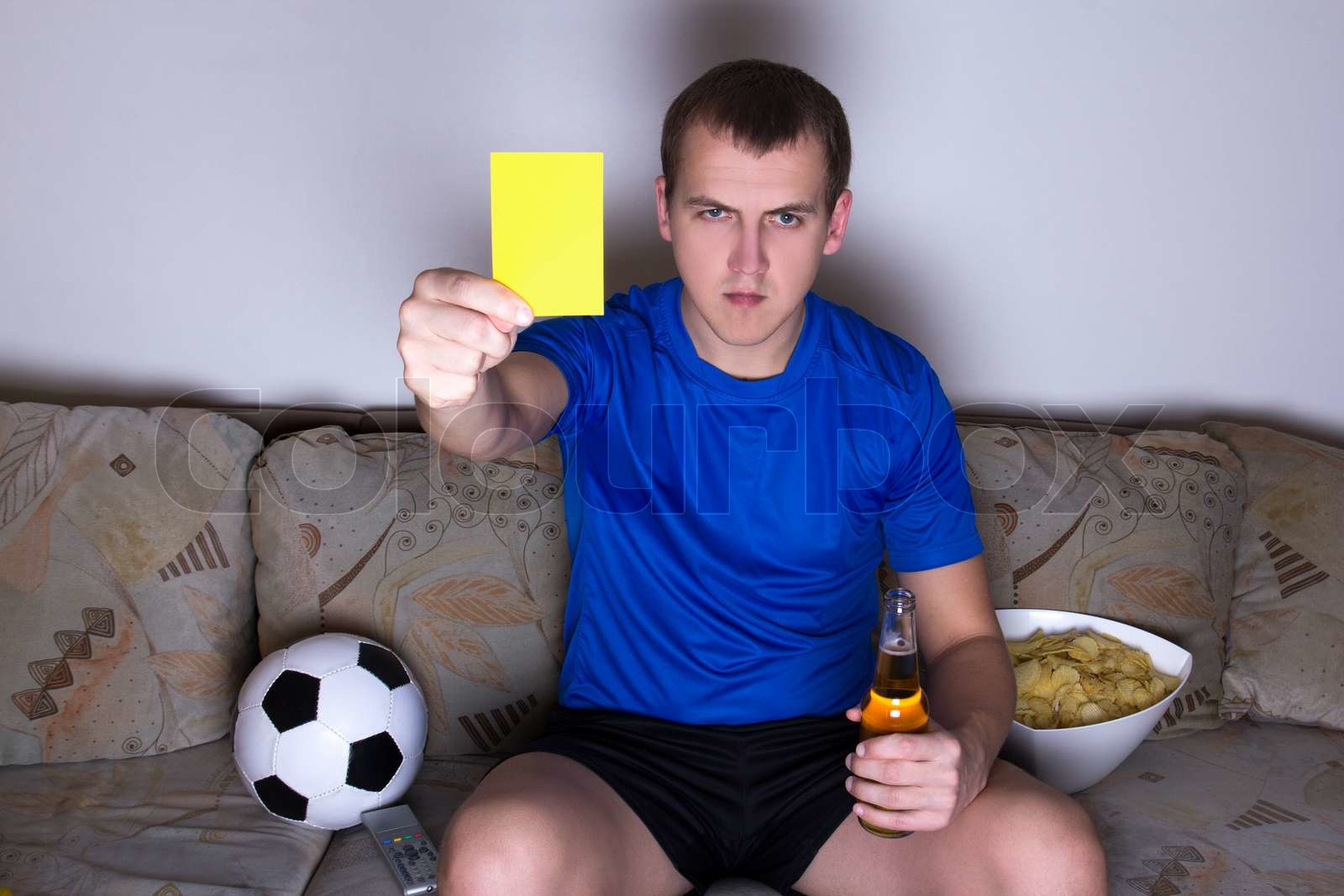 junger Mann Fußball gucken im Fernsehen und Ergebnis Gelbe Karte Stock Bild Colourbox