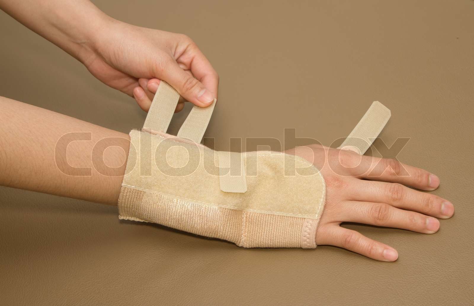 Platte Aus Handgelenk Entfernen Wie Lange Krank Woman's Hand mit Karpaltunnelsyndrom Entfernen der Handgelenk-Klammer