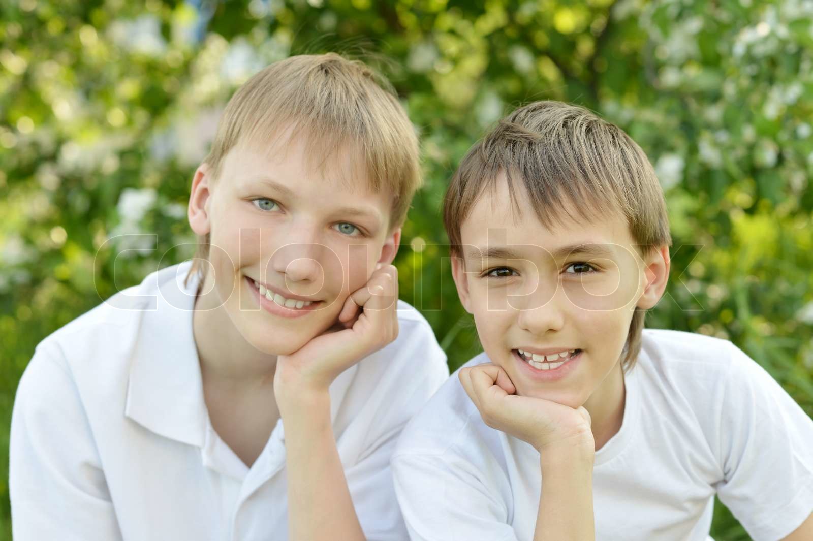 süße Jungs posieren | Stock Bild | Colourbox