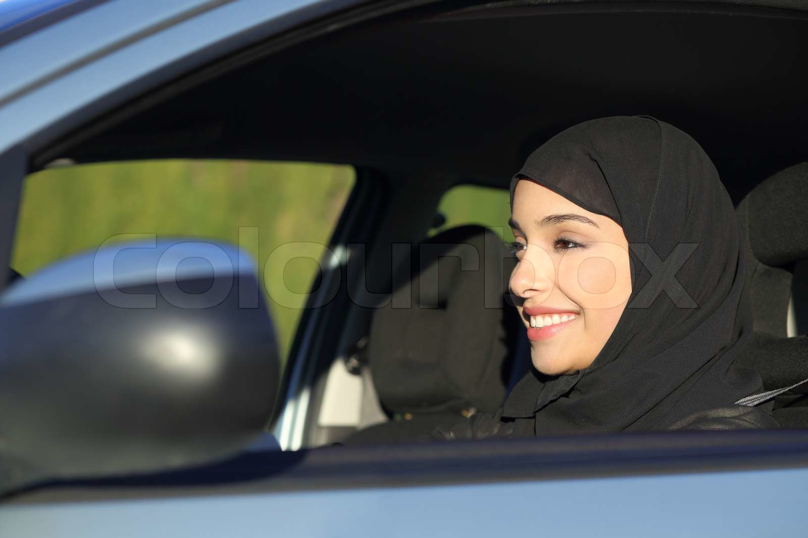 glückliche arabische saudi Frau Autofahren Stock Bild Colourbox