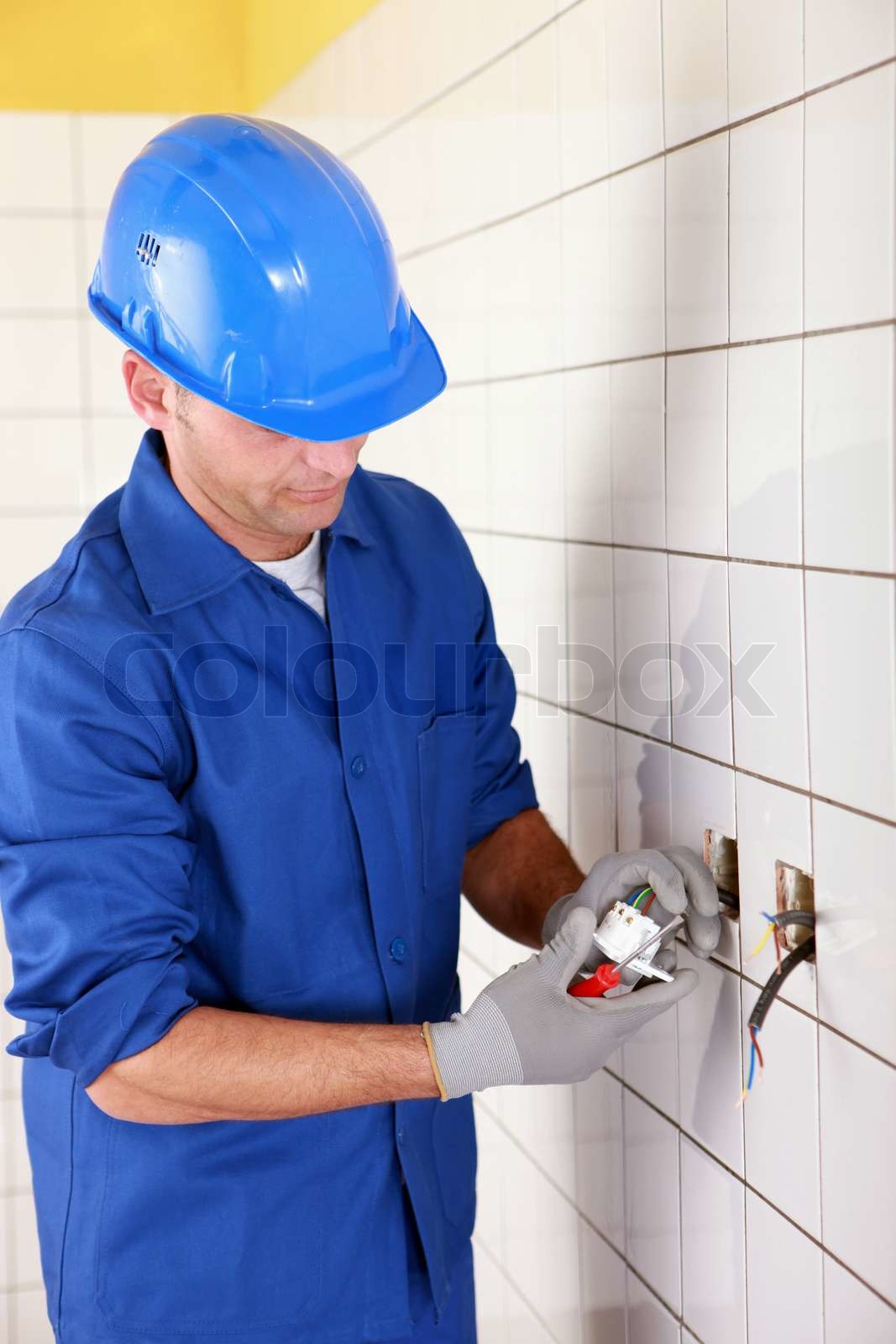 Elektriker eine Steckdose anschließen Stock Bild Colourbox