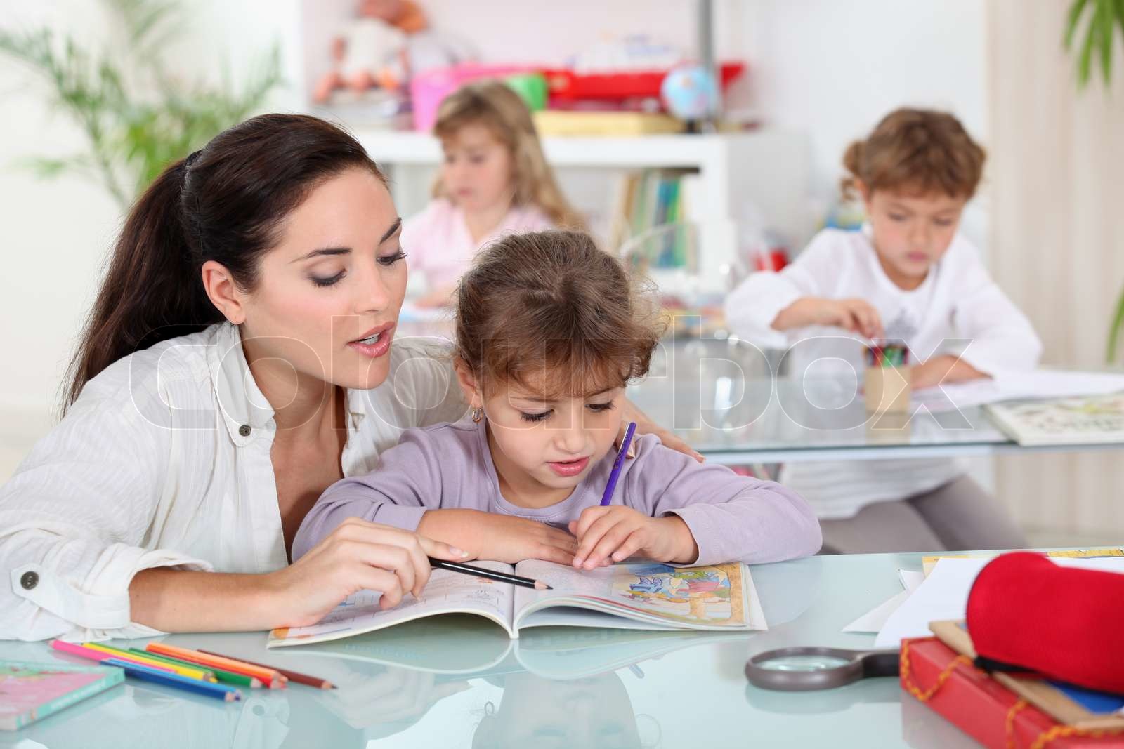 Lehrerin mit Schüler | Stock Bild | Colourbox