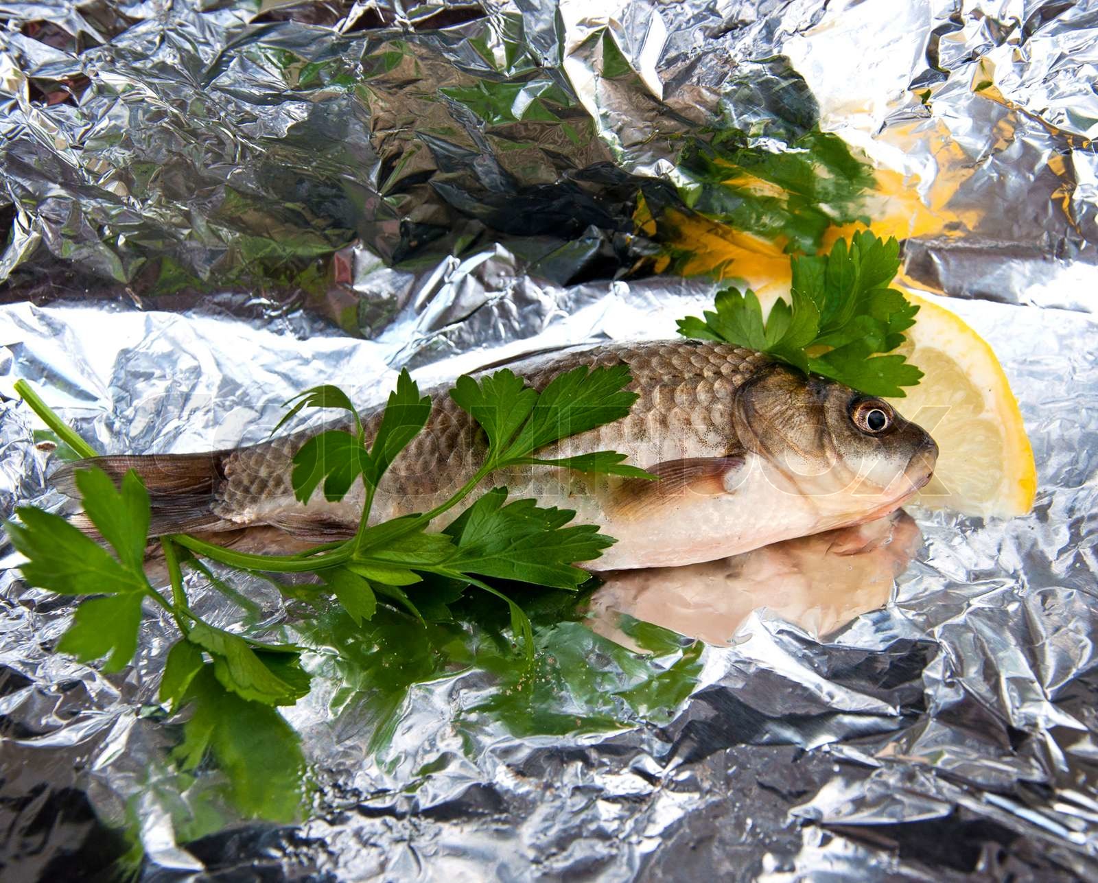roher Fisch mit Zitrone und Petersilie Stock Bild Colourbox