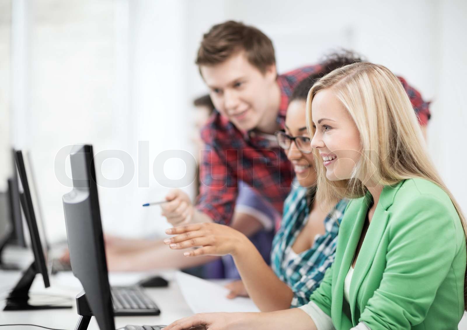 Schüler mit dem Computer in der Schule Studium Stock Bild Colourbox