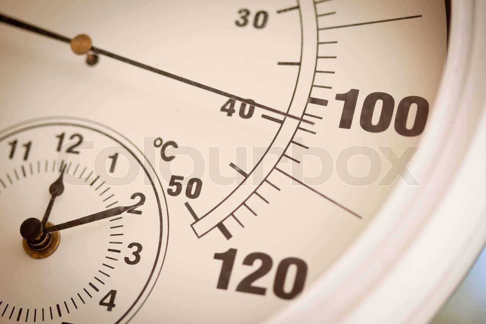 Runde Thermometer zeigt über 100 Grad | Stock Bild | Colourbox