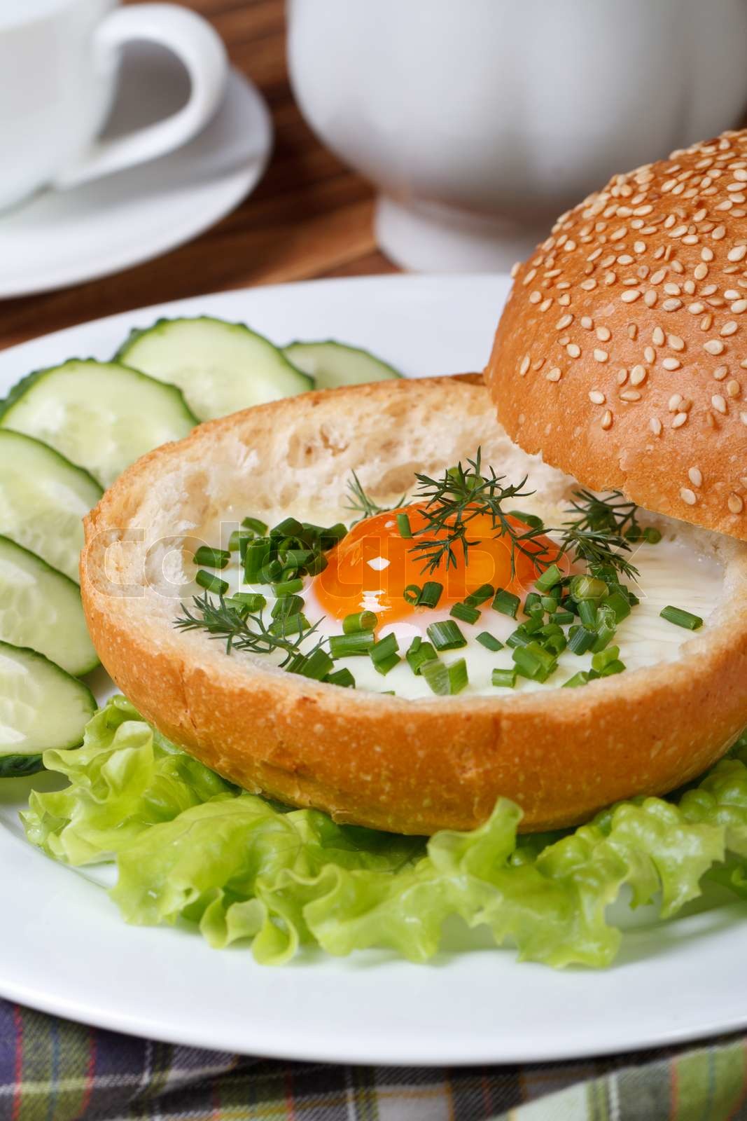gesundes Frühstück gebackene Eier in ein Brötchen | Stock Bild | Colourbox