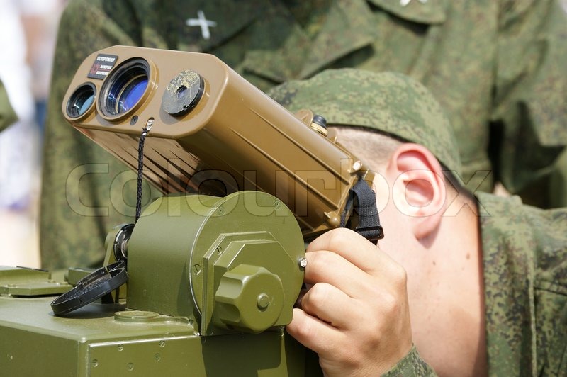 Laser Entfernungsmesser Militär : Das militär schaut in einen laser entfernungsmesser russland
