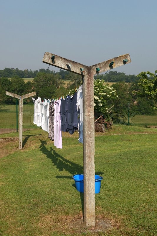 Kleidung, die auf einer Wäscheleine | Stock Bild | Colourbox