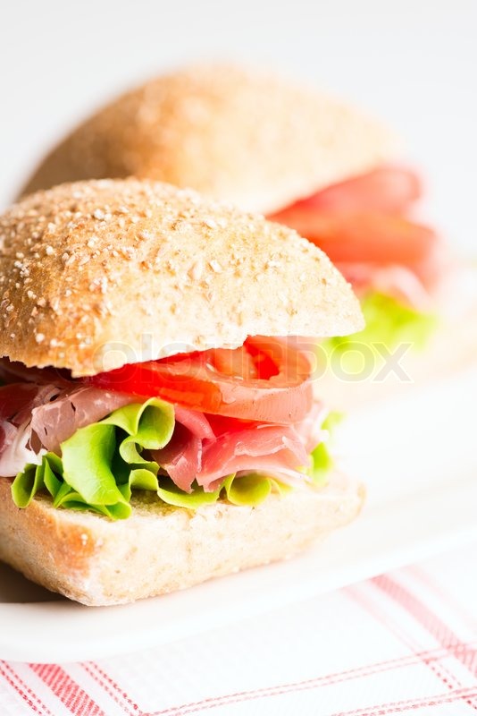 Schinken-Sandwich mit Tomate und Rucola ... | Stock Bild | Colourbox