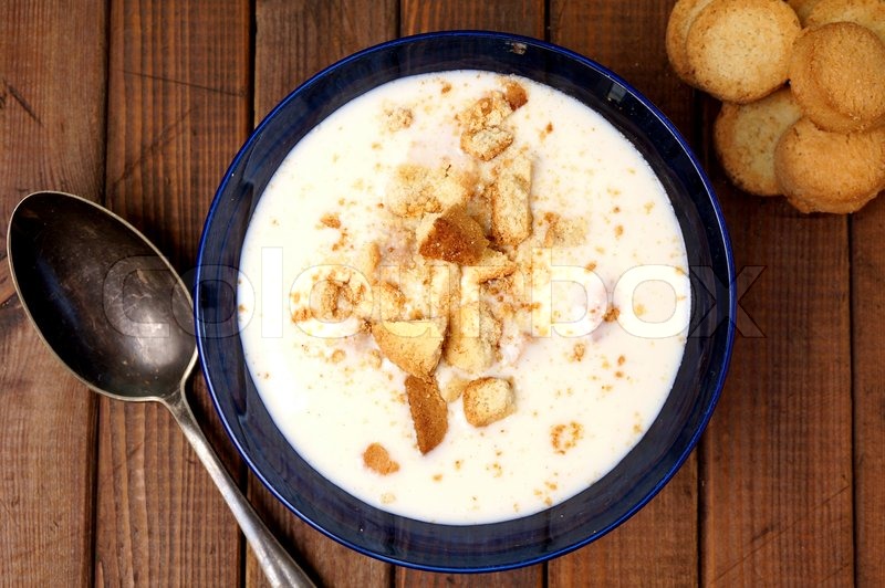 Danisk cold buttermilk soup. Koldskål Stock foto Colourbox