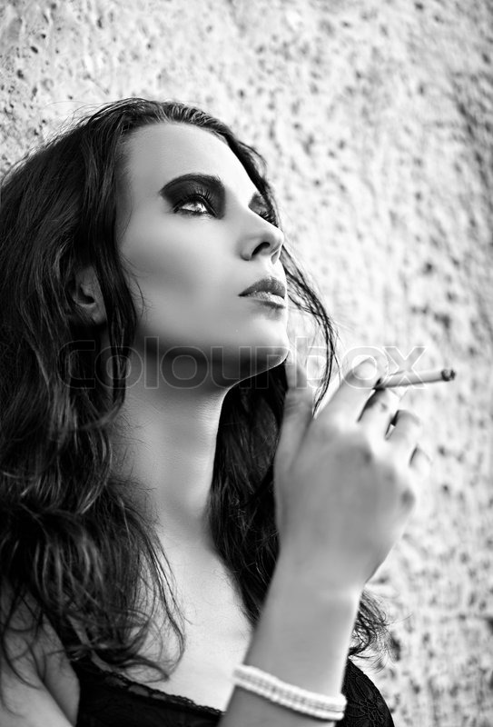 Traurig Schone Junge Frau Rauchen Stock Bild Colourbox