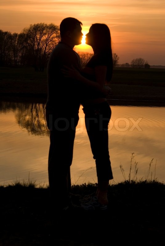 Silhouette von ein paar Küssen am Strand Stockfoto Colourbox