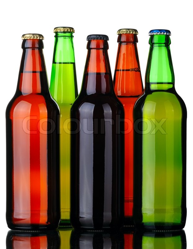 Flaschen Lagerbier und dunkles Bier aus braunen und grünen Glas,