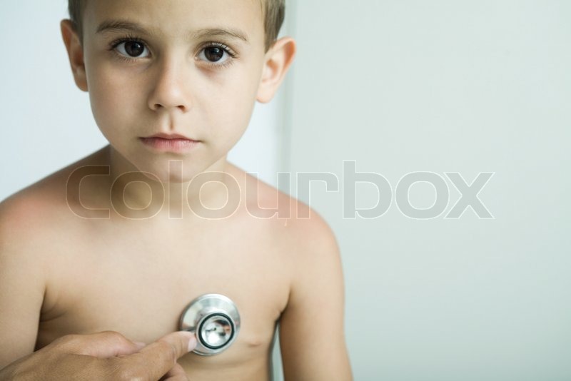 ale ventura altopress maxppp doctor listening to boy s chest with