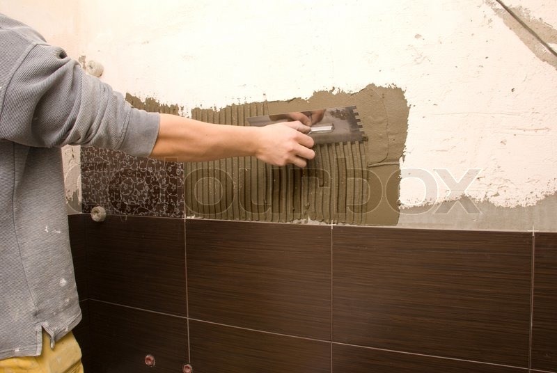 Man Fliesen einer Wand im Badezimmer | Stock Bild | Colourbox