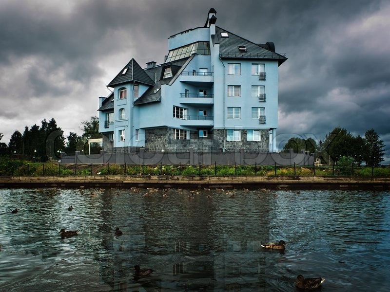 LuxusHaus mit Teich über dunklen Stock Bild Colourbox