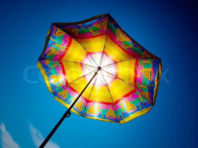 Bunten Sonnenschirm auf blauer Himmel | Stock Bild | Colourbox