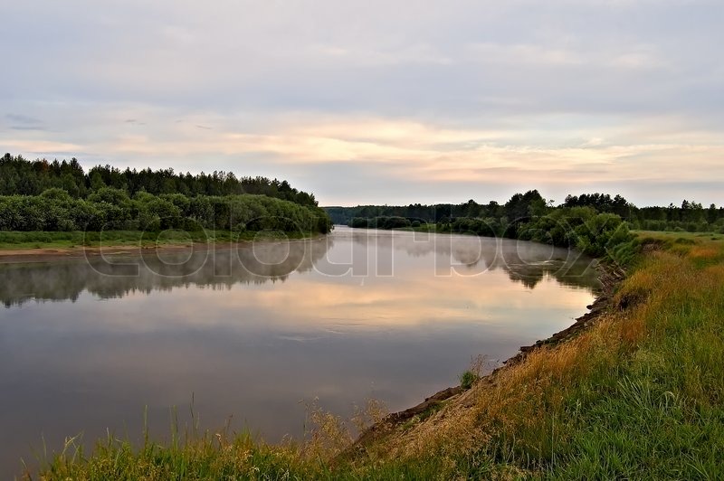 Ein schöner Sonnenaufgang auf dem Fluss Soswa in den nördlichen Ural