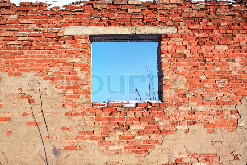 Leeres Fenster in zerstört Ziegelhaus | Stock Bild | Colourbox