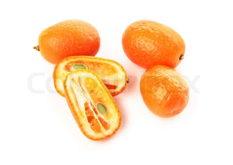 Kleine orange Kumquat Obst auf weiß mit natürlichen Schatten