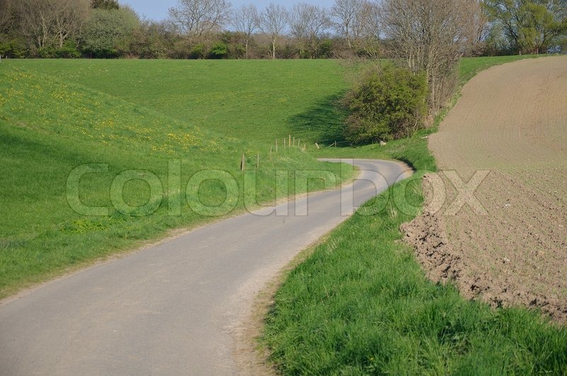 Hügelige Landschaft mit Straßen Stock Bild Colourbox