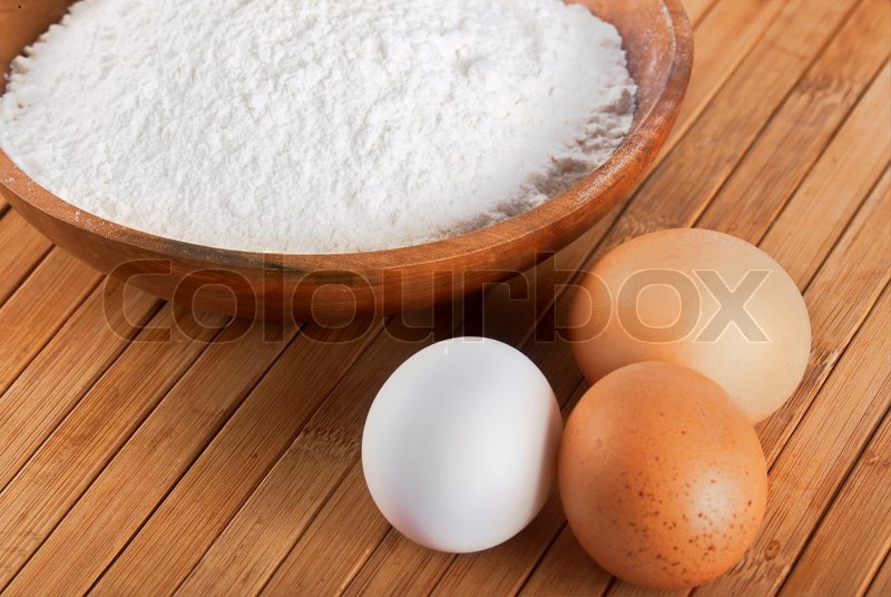 Mehl mit rohen Eiern für die