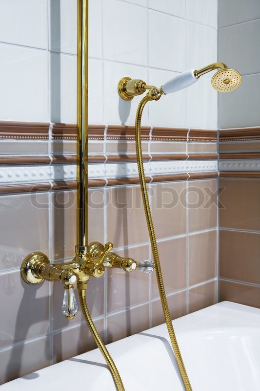 Die schöne Bronze Wasserhahn und weiße | Stock Bild | Colourbox