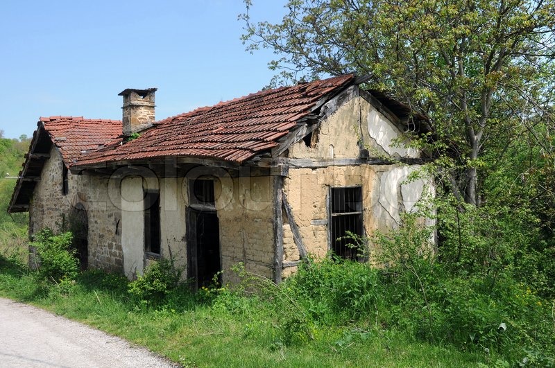 Alte verlassene Mühle mit erweiterten Räumlichkeiten in bulgarischen