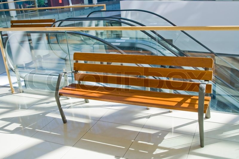 Die Holzbank in einem Saal eines | Stock Bild | Colourbox