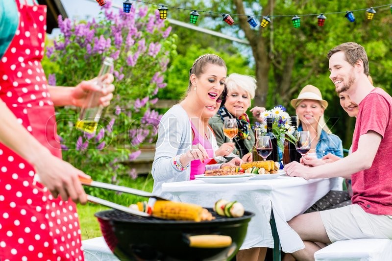 Bbq, sitzend, großmutter | Stockfoto | Colourbox