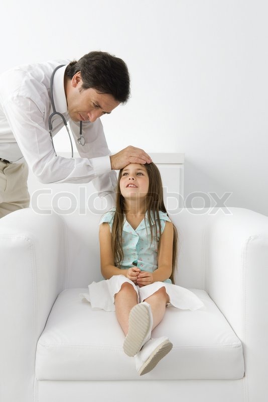 ©Odilon Dimier/AltoPress/Maxppp ; Male doctor feeling young patient's