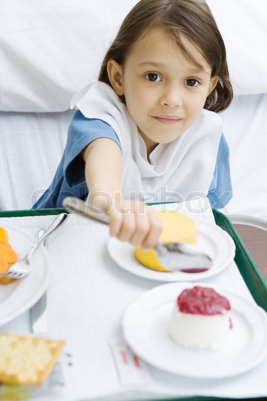 ©Laurence Mouton/AltoPress/Maxppp ; Girl eating meal in hospital bed