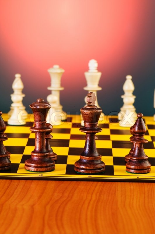 SchachKonzept mit Figuren auf dem Brett Stock Bild Colourbox