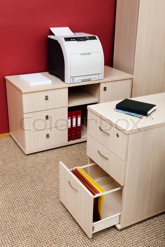 Drucker aus dem Schrank in einem | Stock Bild | Colourbox