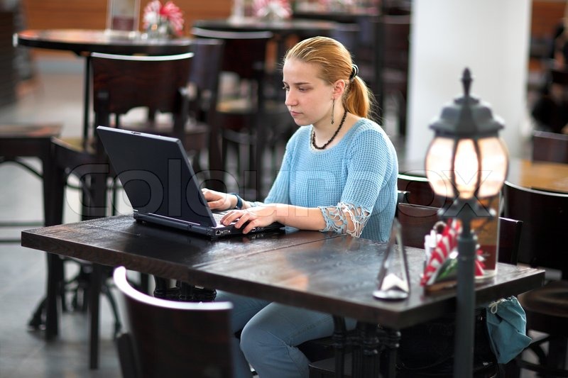 Mädchen im cafe kennenlernen
