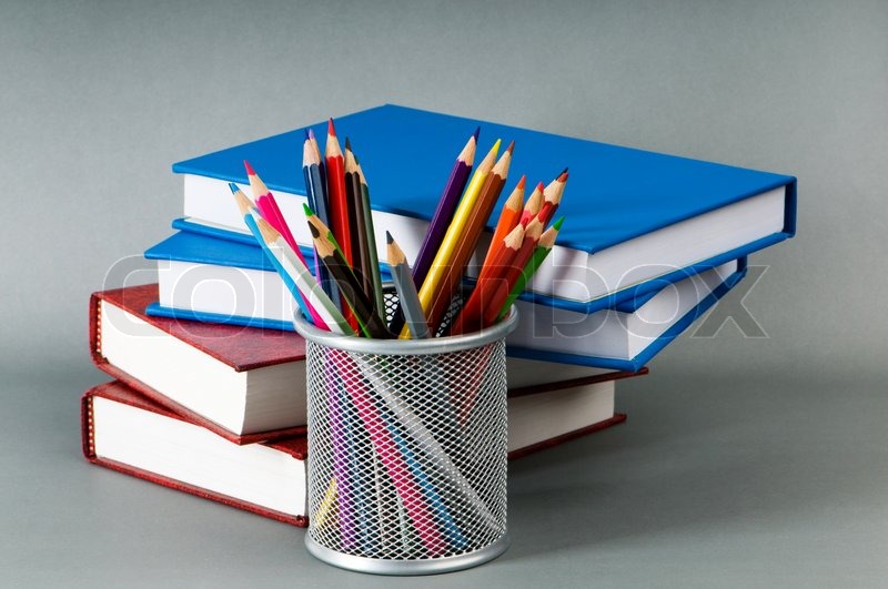 Фон с книжками и тетрадками. Pencil books. Школьный клипарт. Стол «книга». Книга карандашом.