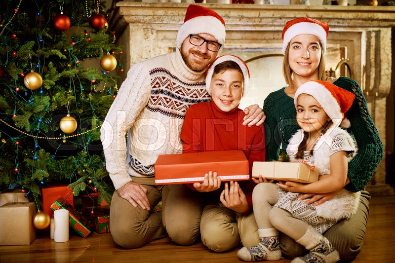 Santa family. Праздник новый год семья. Селфи с сантой. Счастливая семья новый год. Новый год семья.